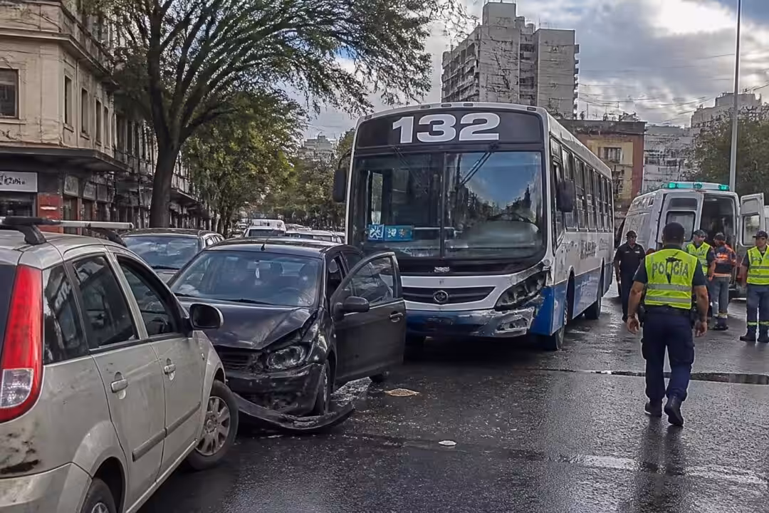accidente de un colectivo de la línea 132 en san miguel de tucumán. detalles del choque, causas y consecuencias del incidente en la ciudad.