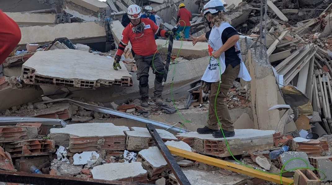 Cali se convierte en el epicentro de las operaciones de rescate tras el terremoto en Colombia
