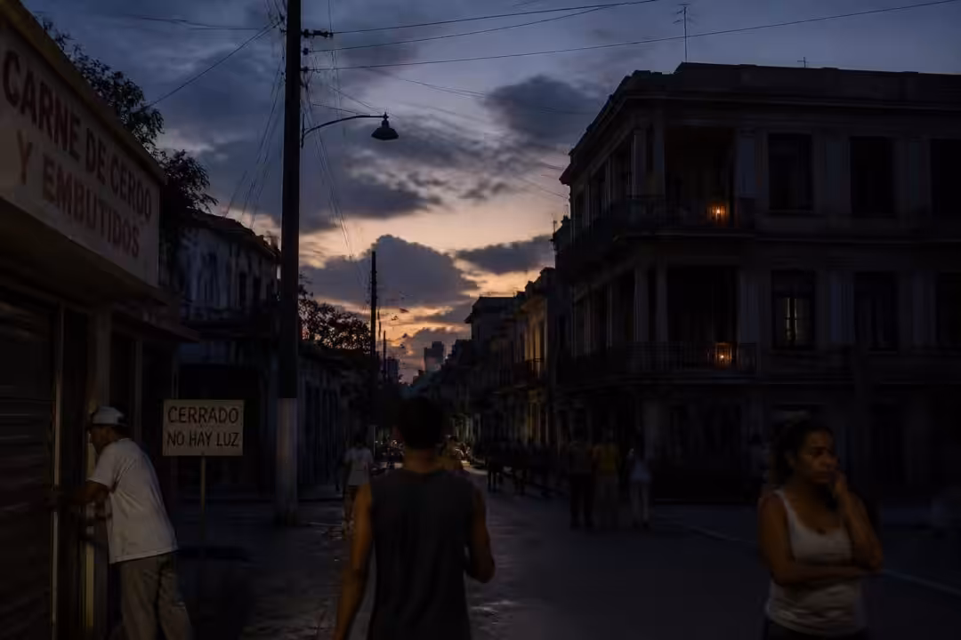 cuba enfrenta su sexto apagón nacional este año, afectando múltiples regiones y generando preocupación entre la población.