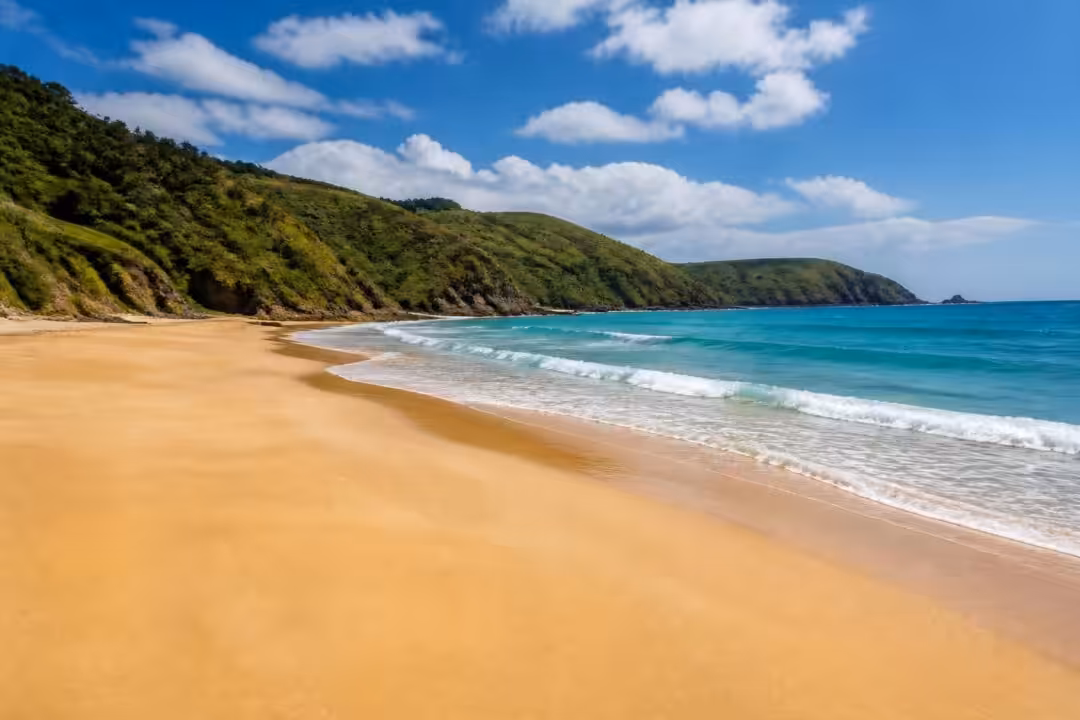 descubre playa de el sable en val de san vicente: guía completa con toda la información sobre ubicación, servicios, actividades y consejos para disfrutar al máximo.