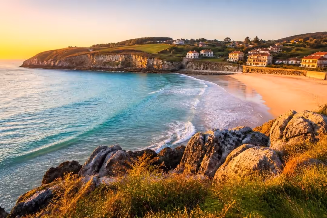 descubre la playa de luaña en cobreces, con toda la información práctica que necesitas para disfrutar de este hermoso destino: acceso, servicios, actividades y consejos.