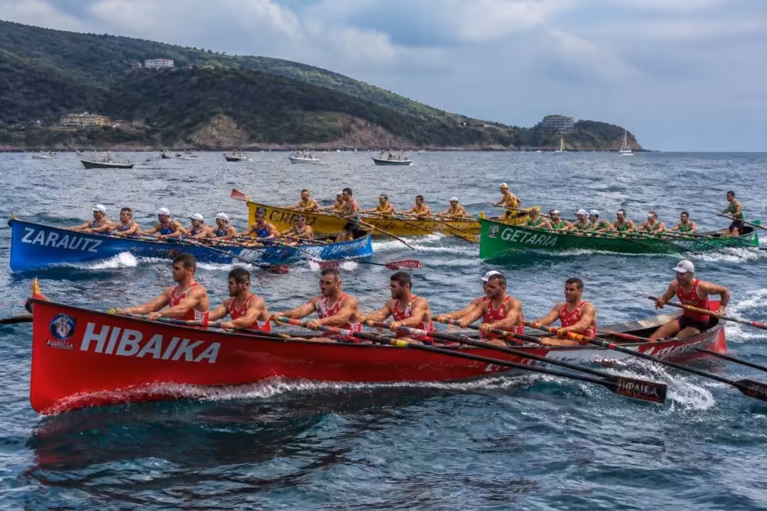 descubre la emocionante temporada de remo con las cuatro traineras del arc, sus competiciones, historias y desafíos en el mar.